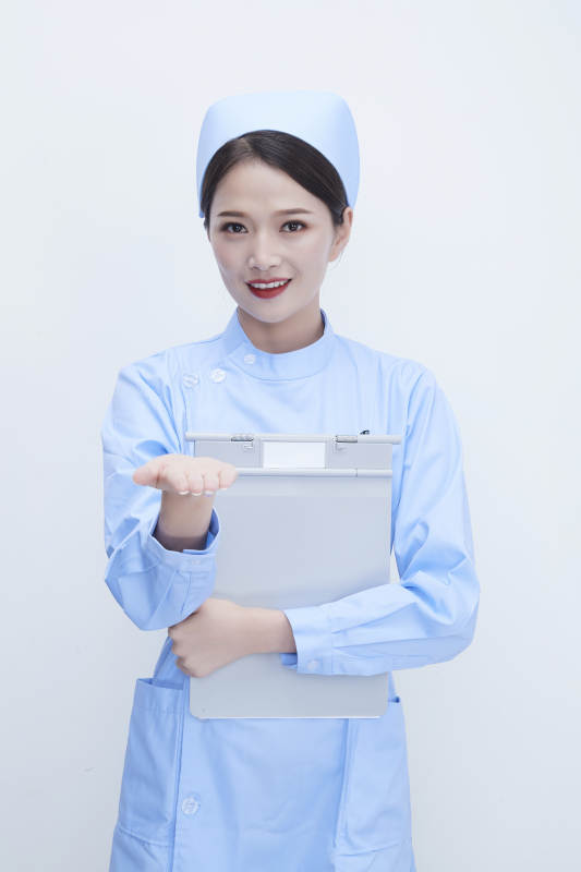 白背景里穿蓝色护士服手持病历夹的美女护士