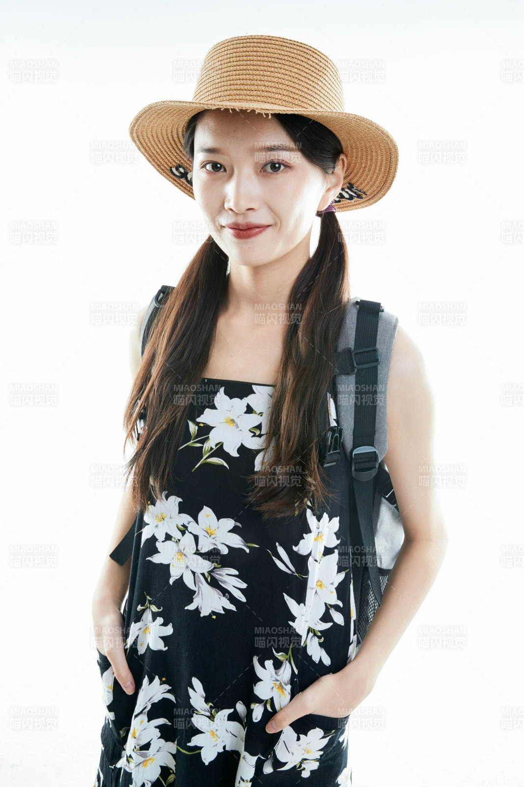 白色背景下准备出发旅行的美丽东方女大学生