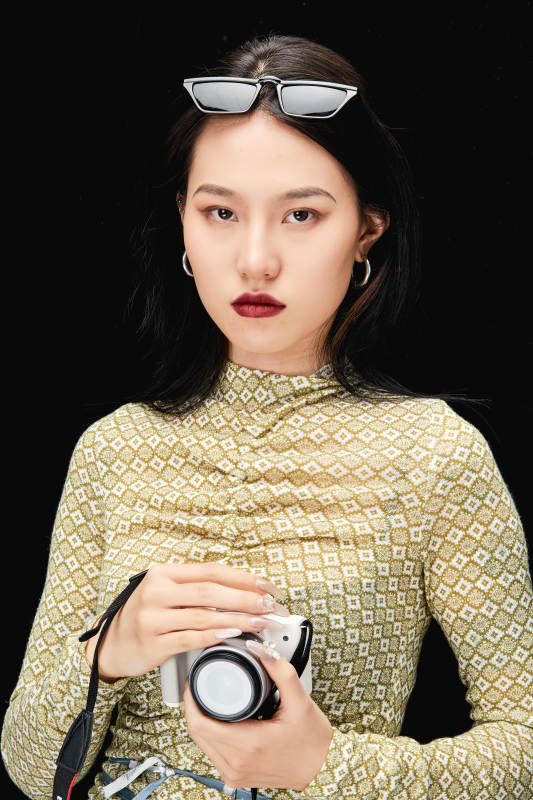 手持电话穿着复古的亚洲少女