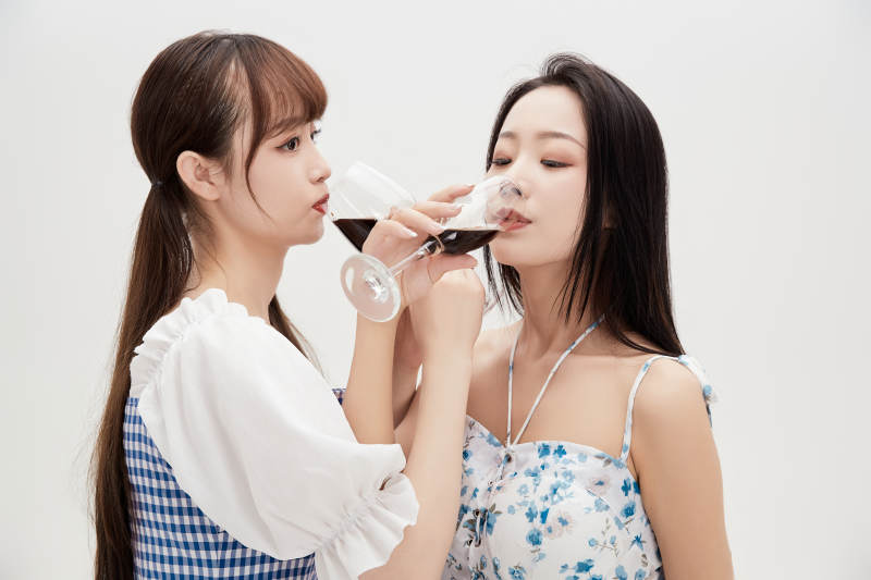 亲密无间的可爱的亚洲美女闺蜜