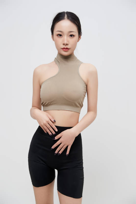 穿着运动服的亚洲美女