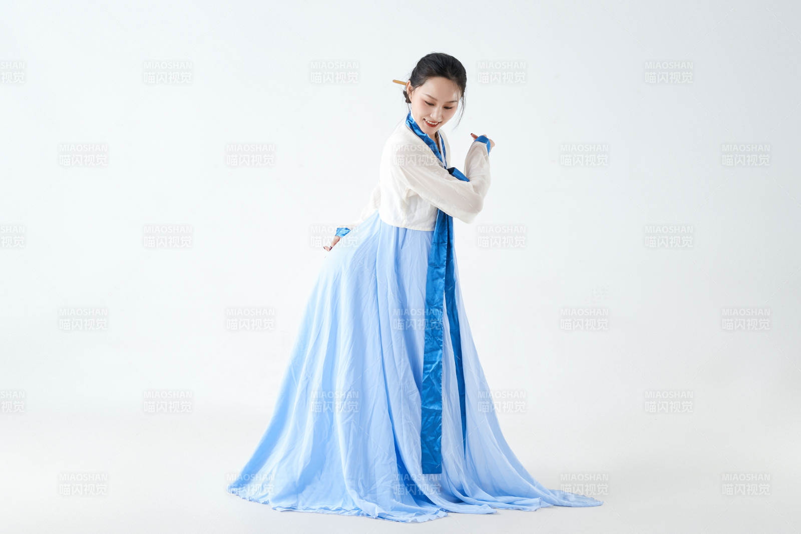 穿着中国朝鲜族传统服饰跳舞的少女