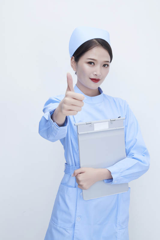 白背景里穿蓝色护士服手持病历夹的美女护士
