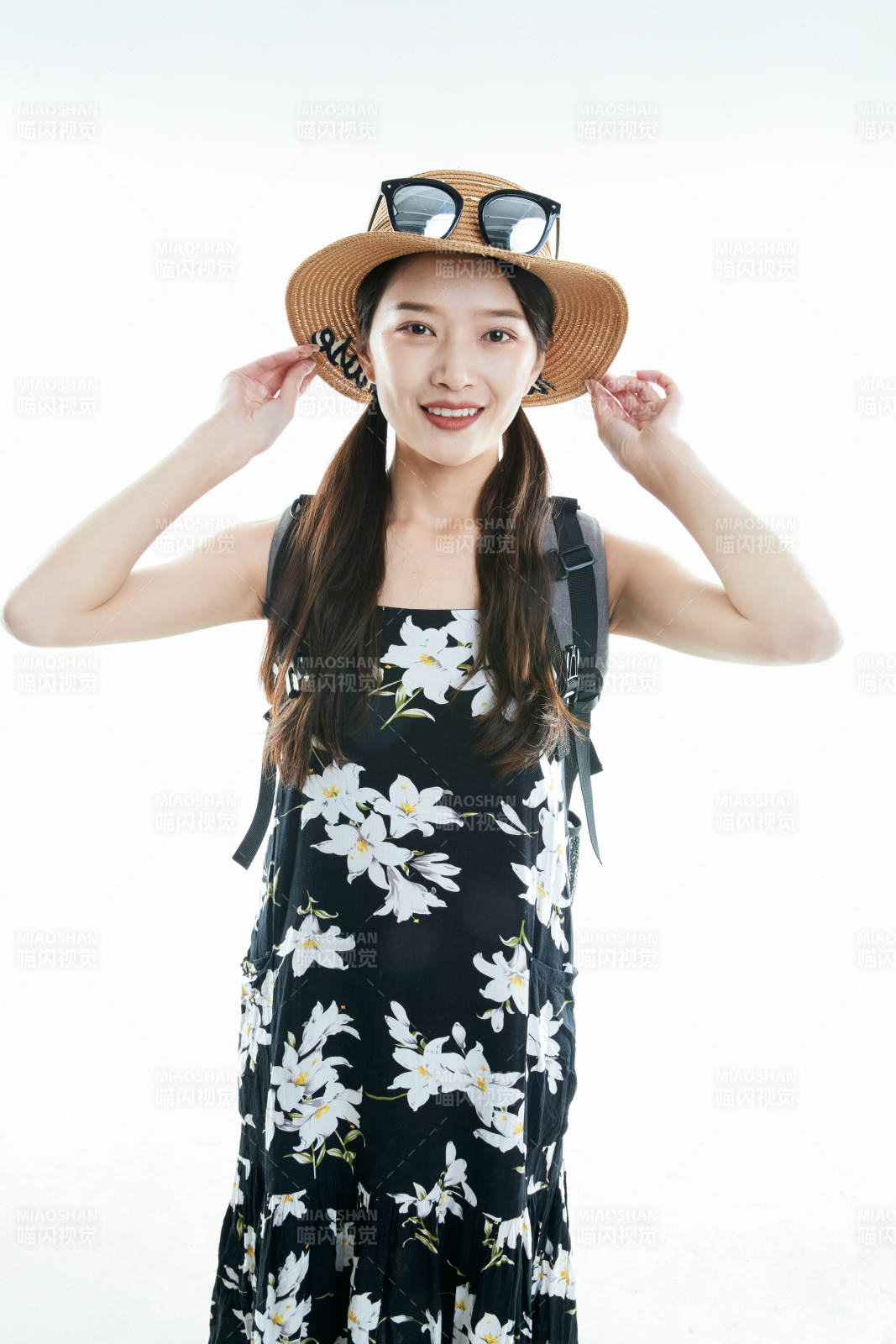 白色背景下準備出發旅行的美麗東方女大學生