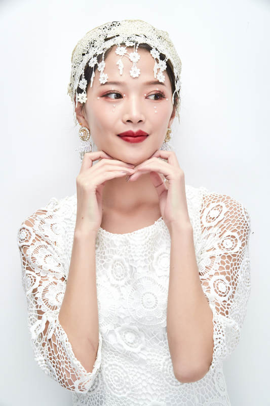 棚拍白色背景下的新娘美妆