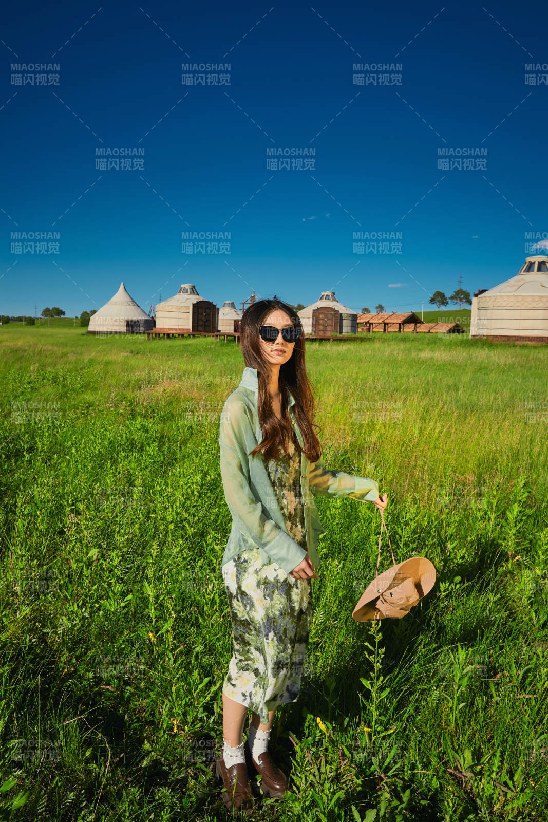 盛夏在草原濕地公園游玩的姑娘