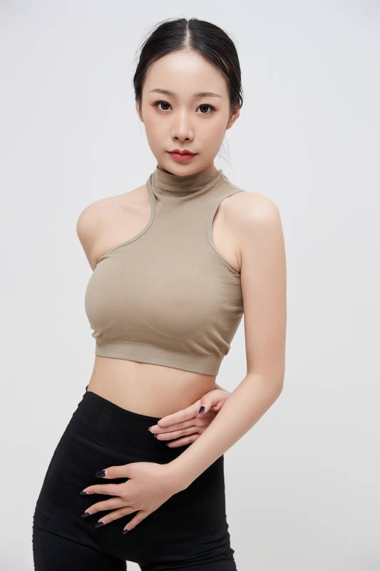 穿着运动服的亚洲美女