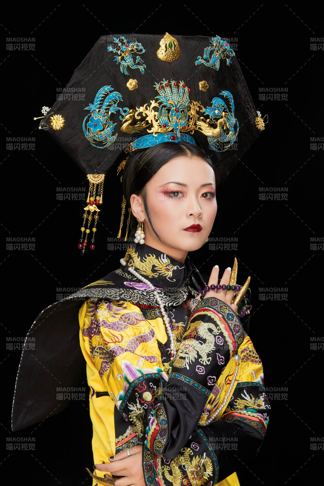 黑色背景下的清代皇后古装造型清朝古装