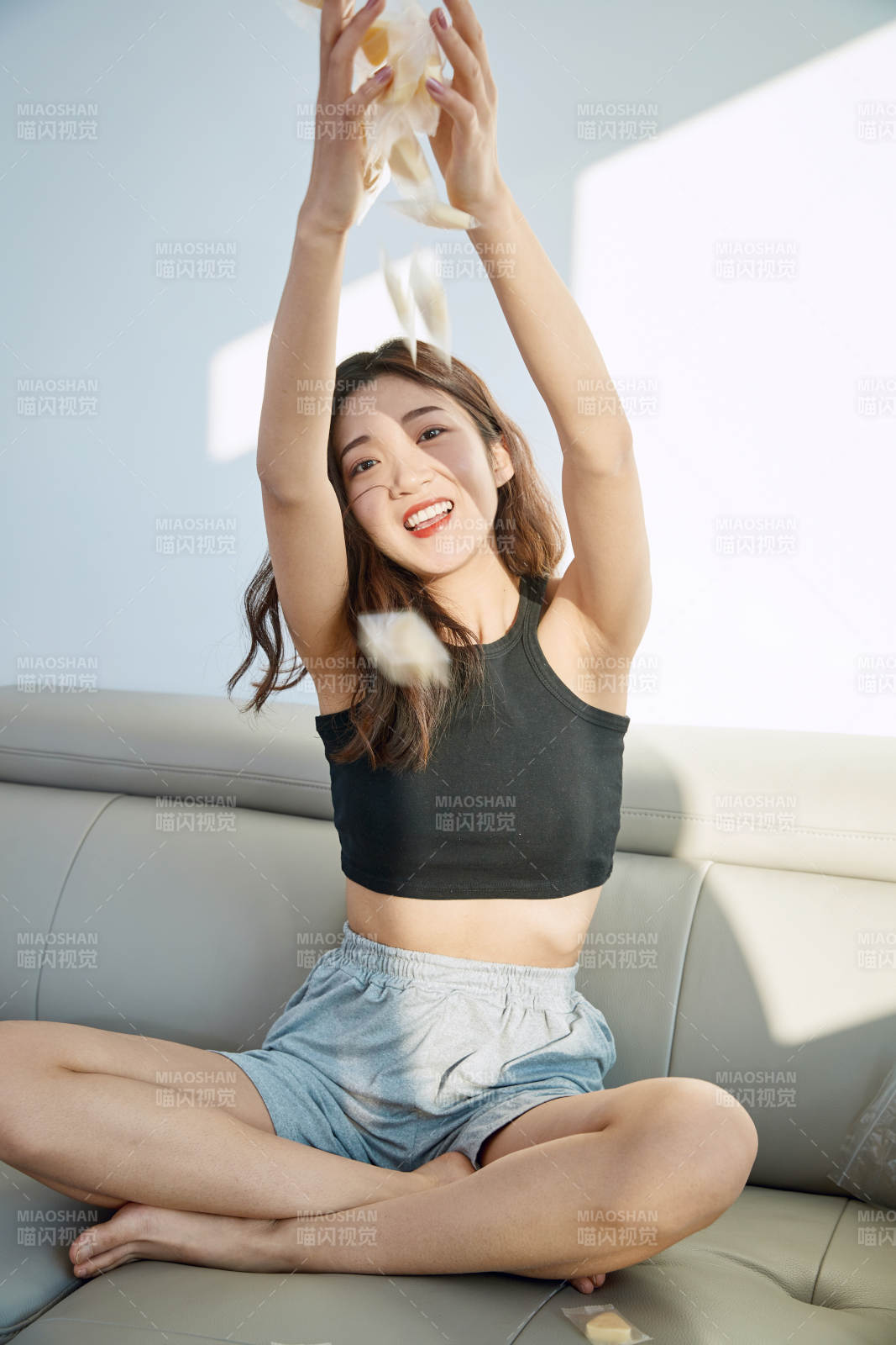 在家在沙发上享受美食的亚洲少女