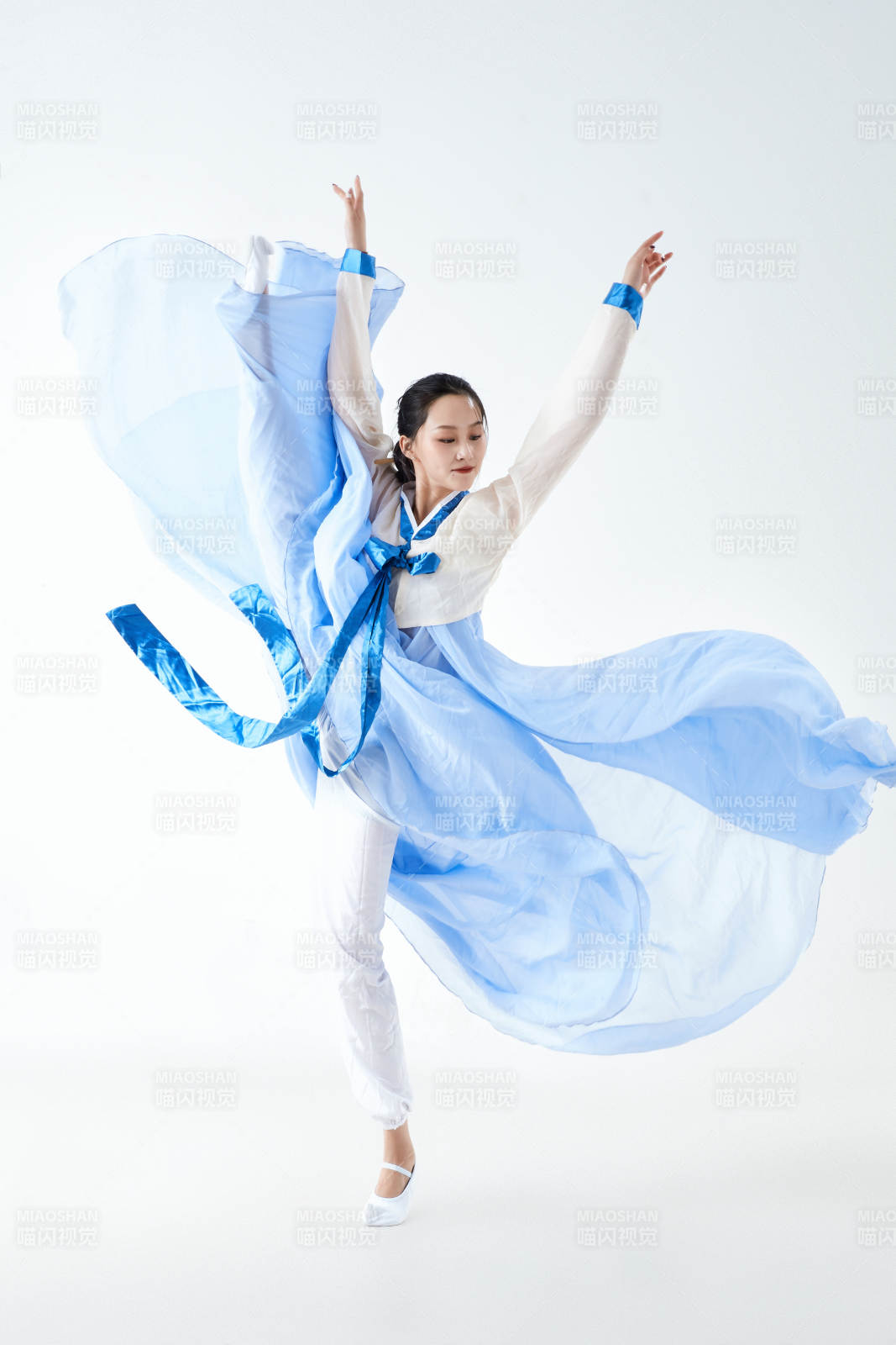 穿着中国朝鲜族传统服饰跳舞的少女