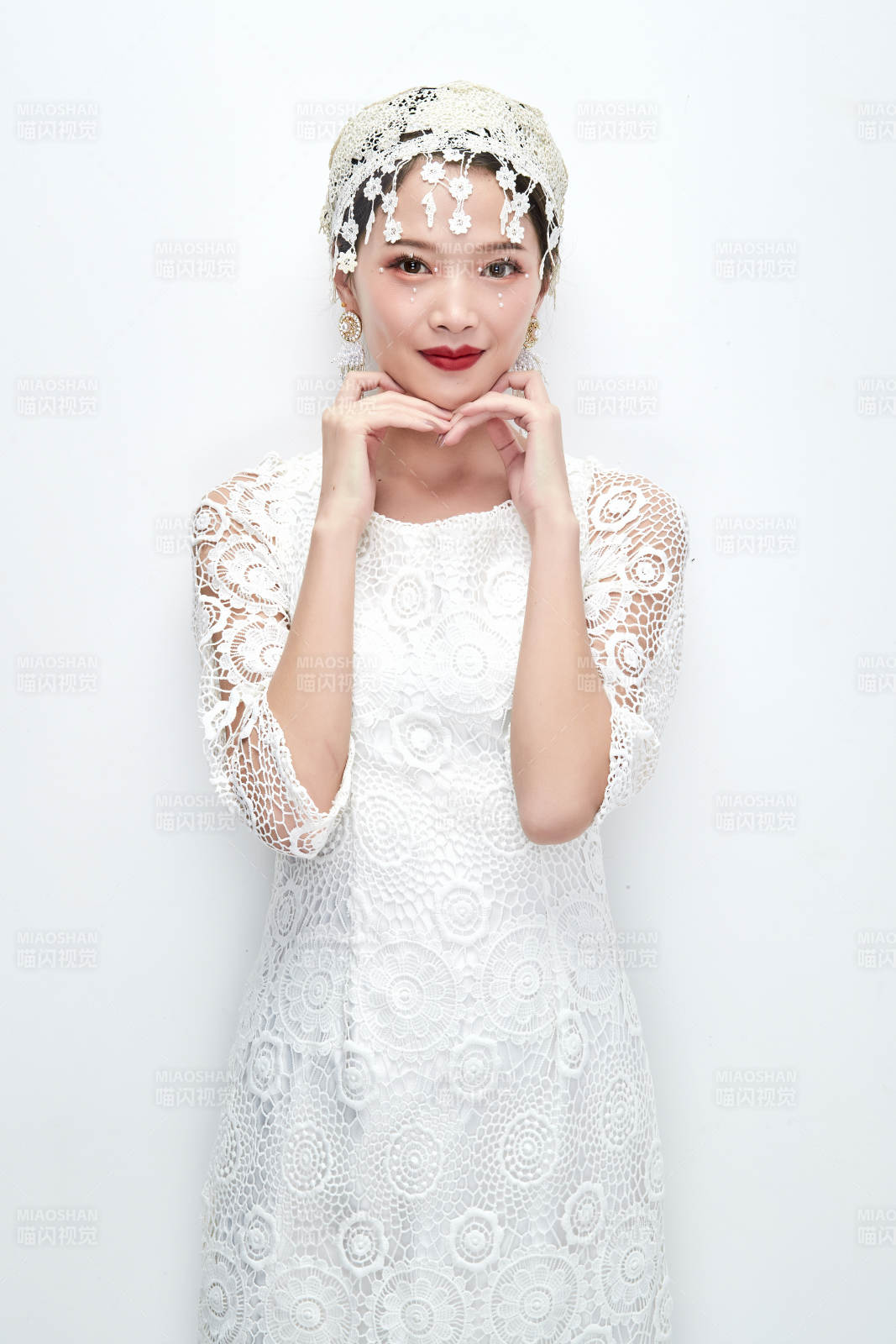 棚拍白色背景下的新娘美妆