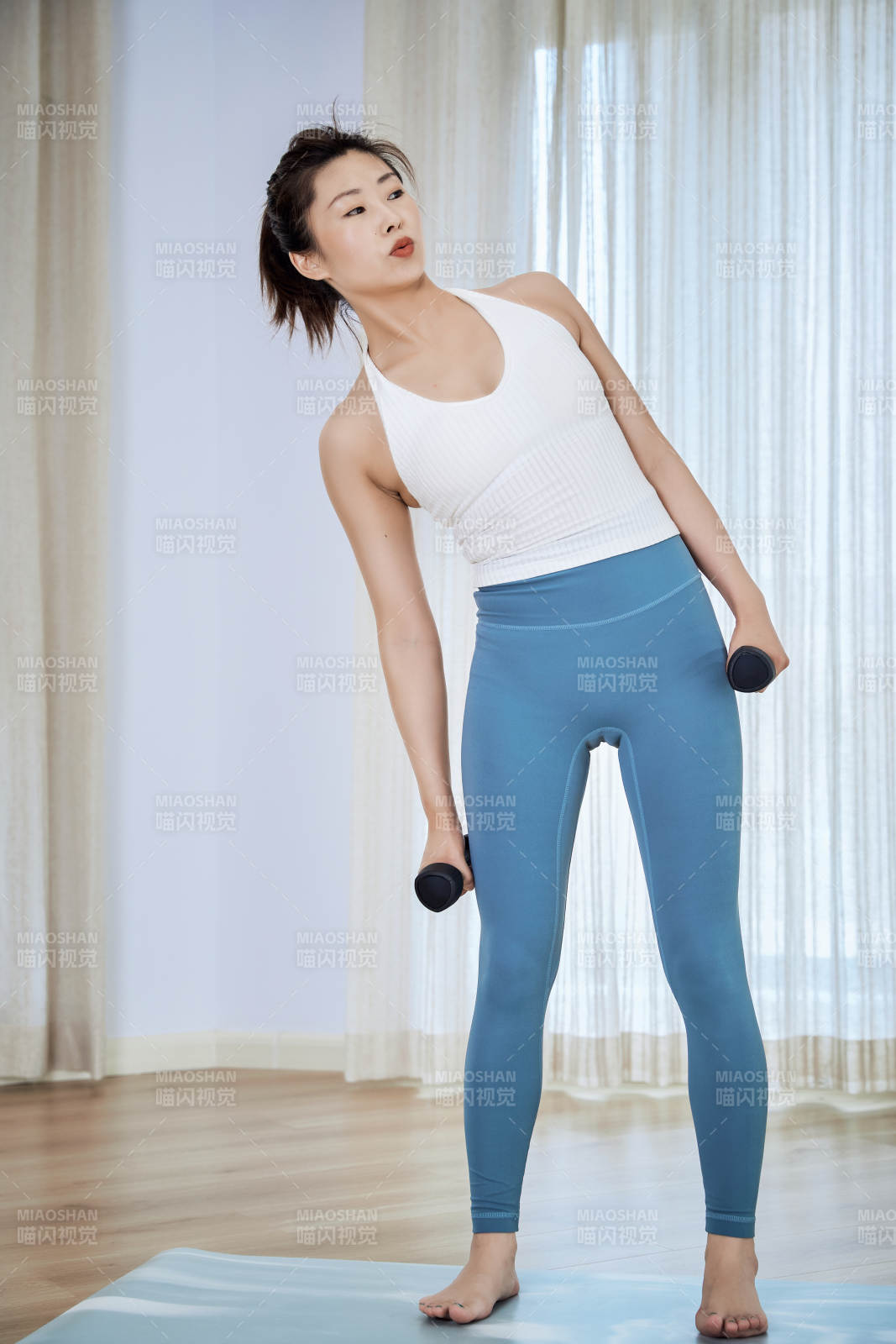 做瑜伽动作的亚洲年轻女性