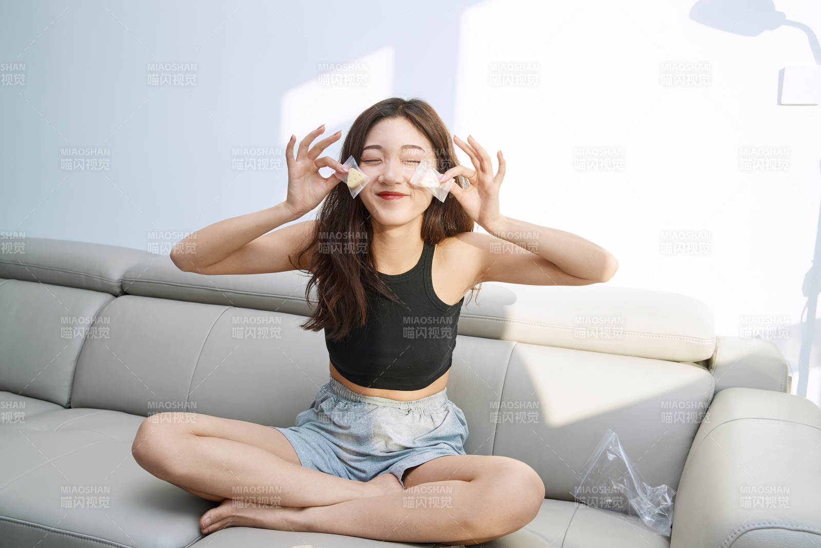 在家在沙發上享受美食的亞洲少女