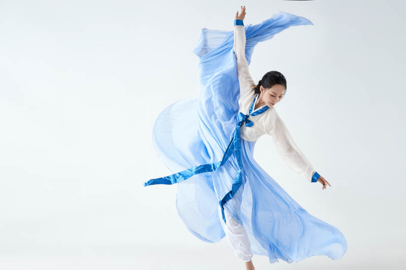 穿着中国朝鲜族传统服饰跳舞的少女