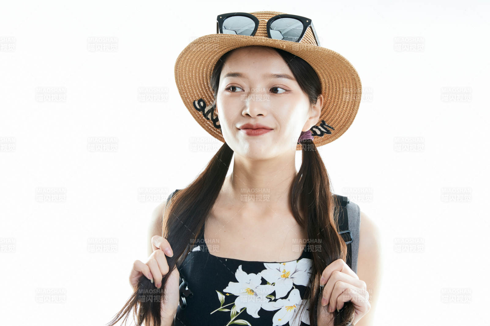 白色背景下准备出发旅行的美丽东方女大学生