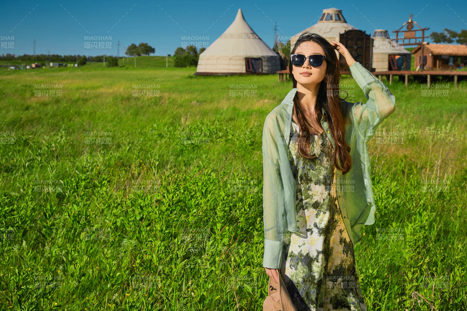 盛夏在草原湿地公园游玩的姑娘