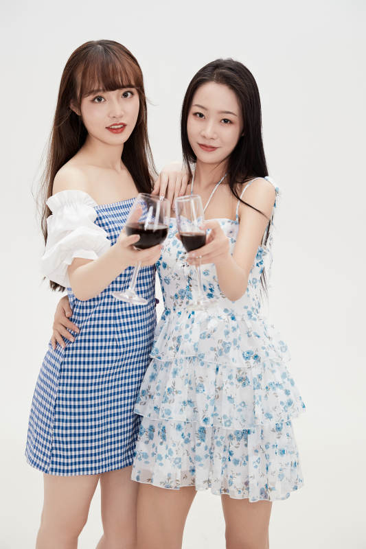 亲密无间的可爱的亚洲美女闺蜜