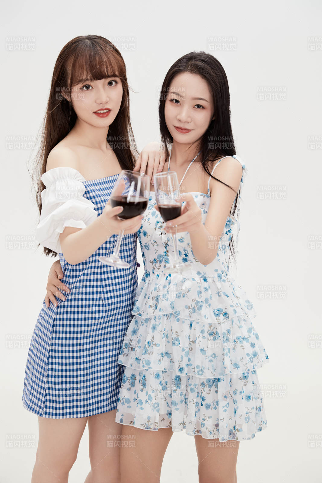 亲密无间的可爱的亚洲美女闺蜜