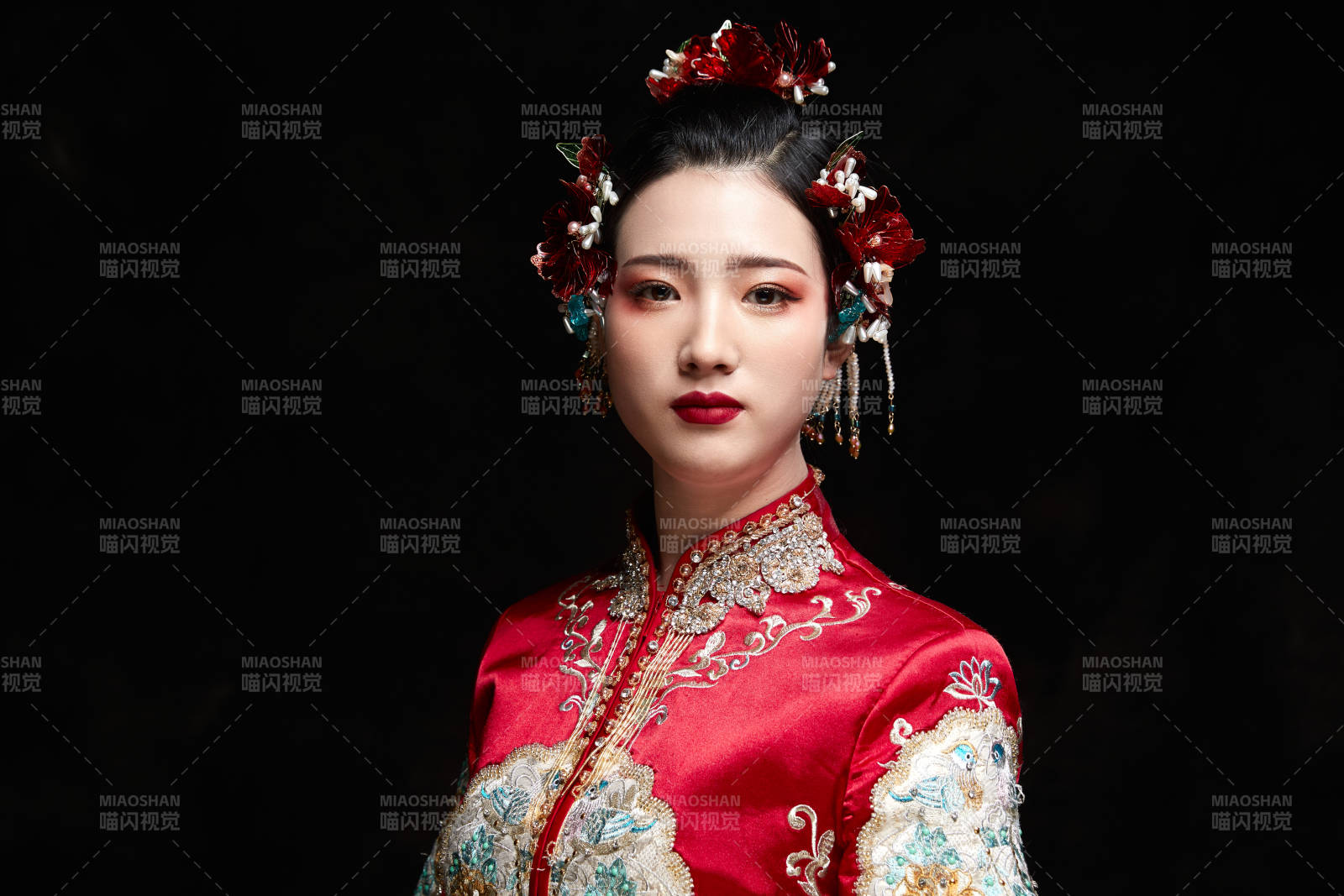 穿着中式秀禾服的亚洲少女