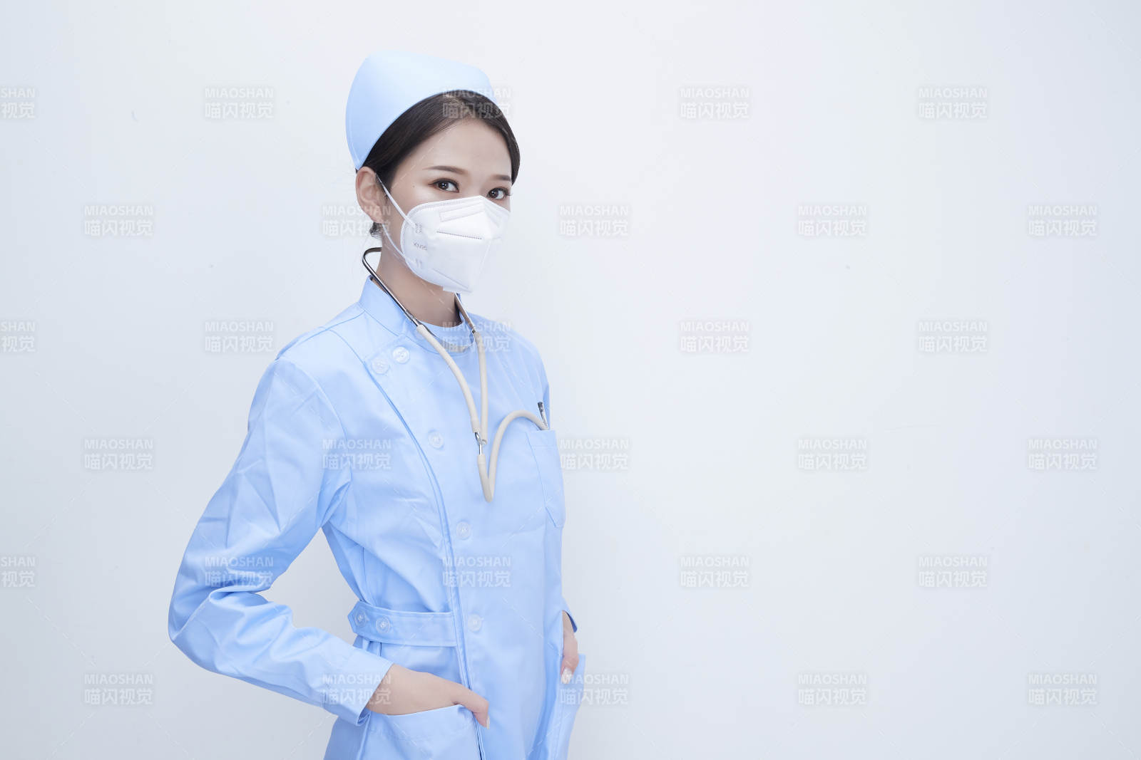 穿蓝色护士服佩戴听诊器口罩的女性医护人员