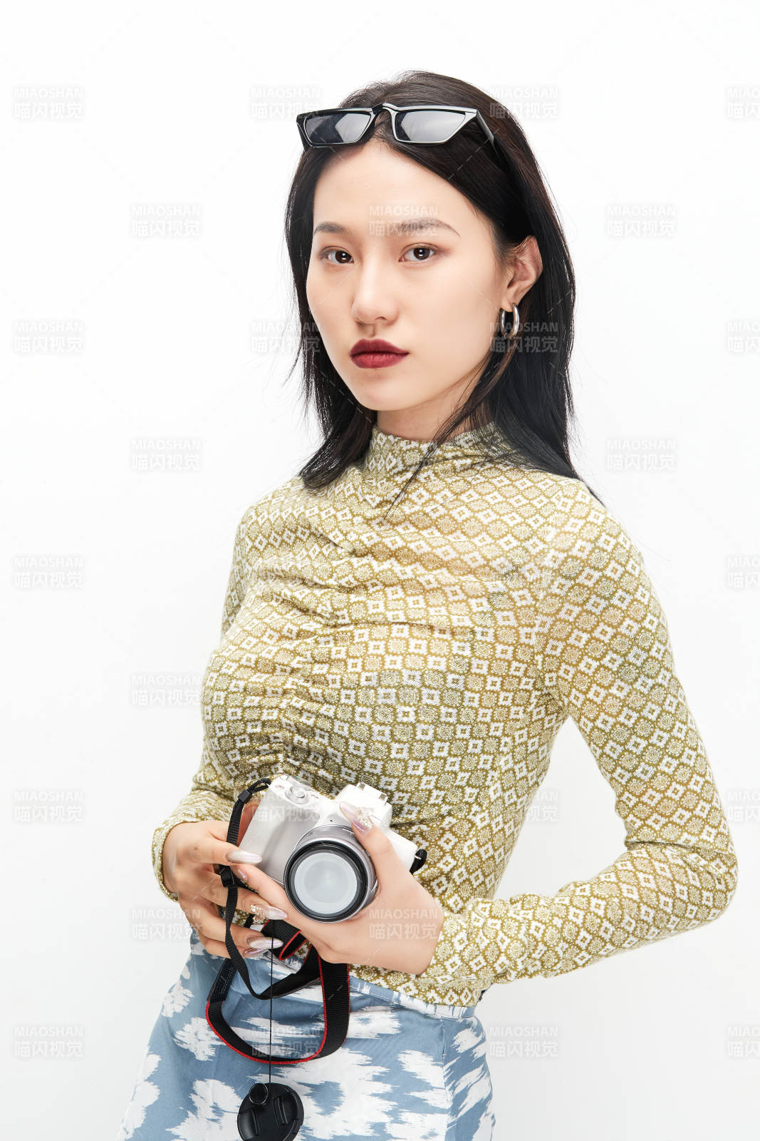 手持电话穿着复古的亚洲少女