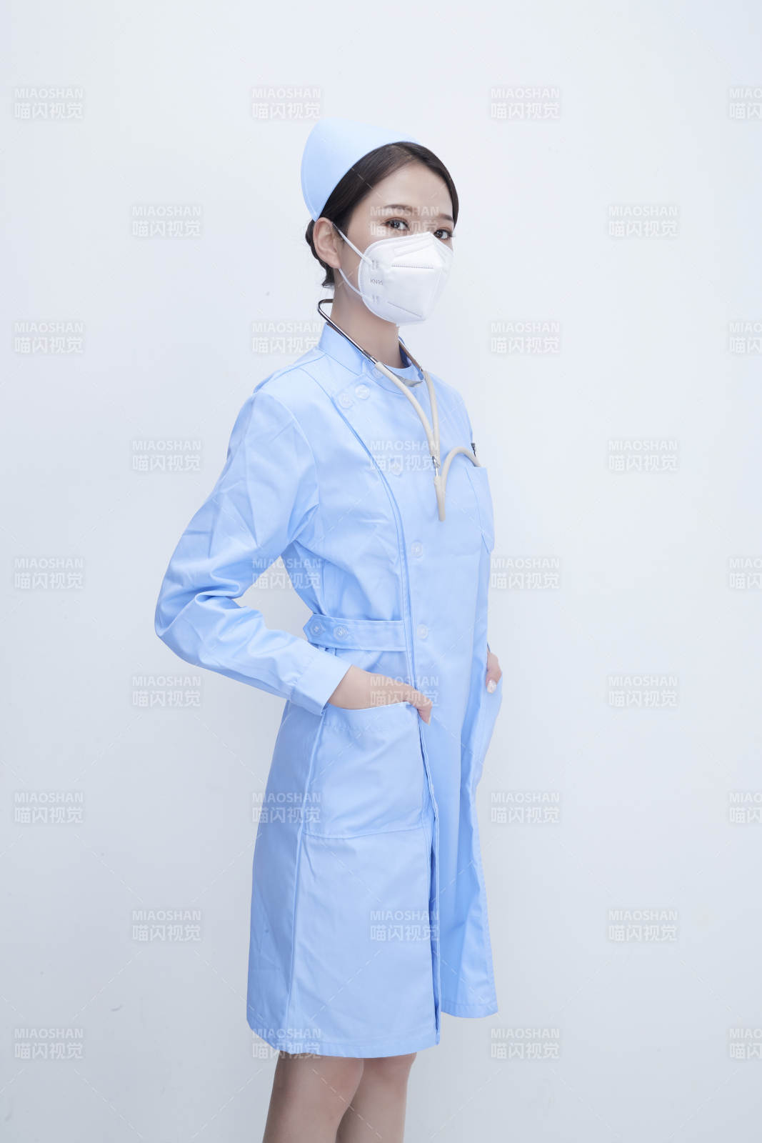 穿蓝色护士服佩戴听诊器口罩的女性医护人员