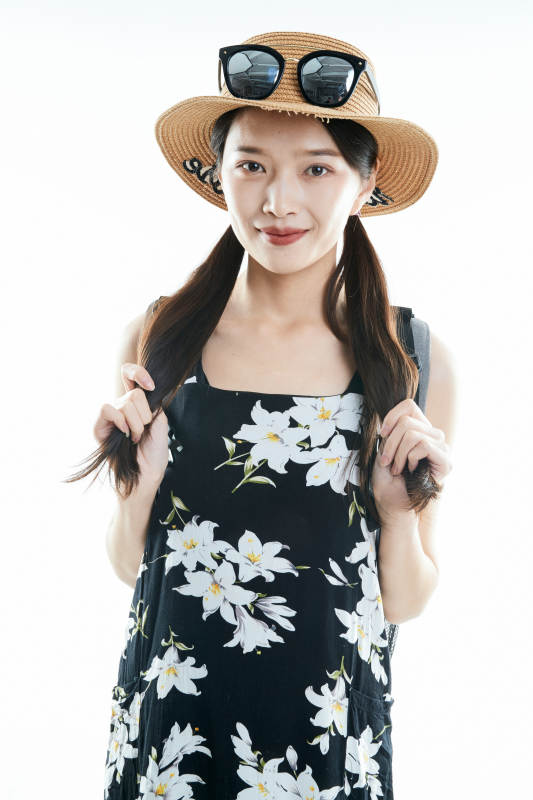 白色背景下准备出发旅行的美丽东方女大学生