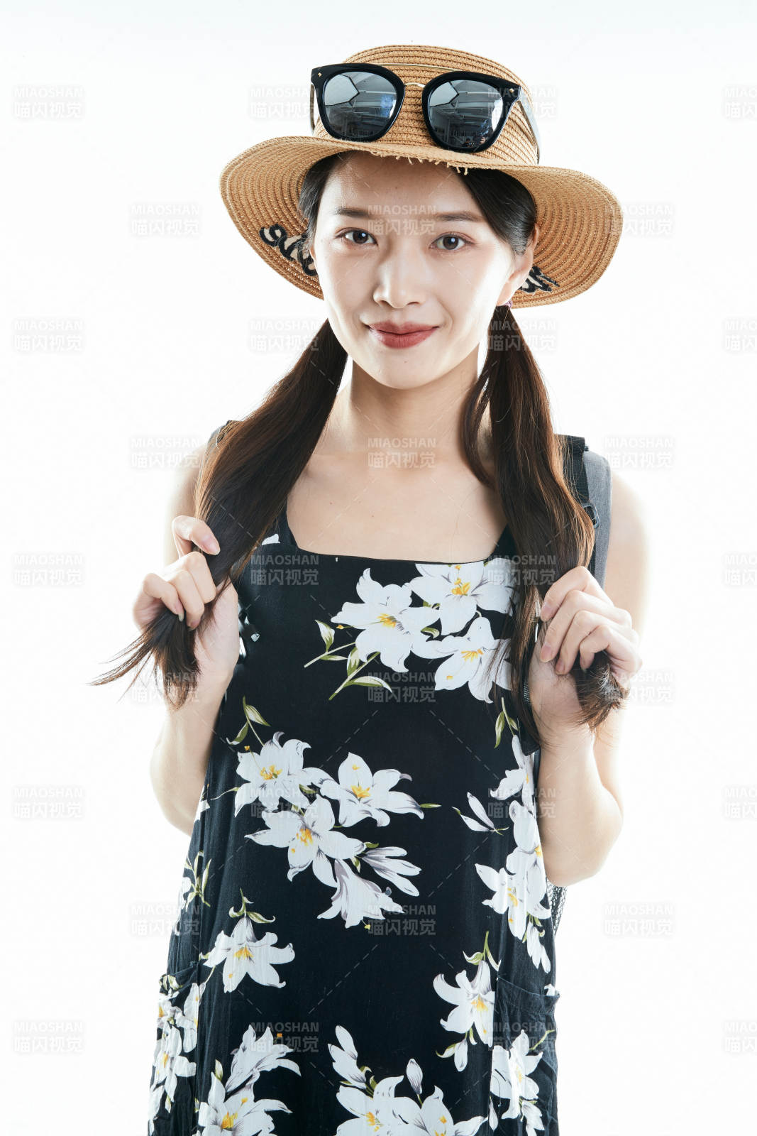 白色背景下准备出发旅行的美丽东方女大学生