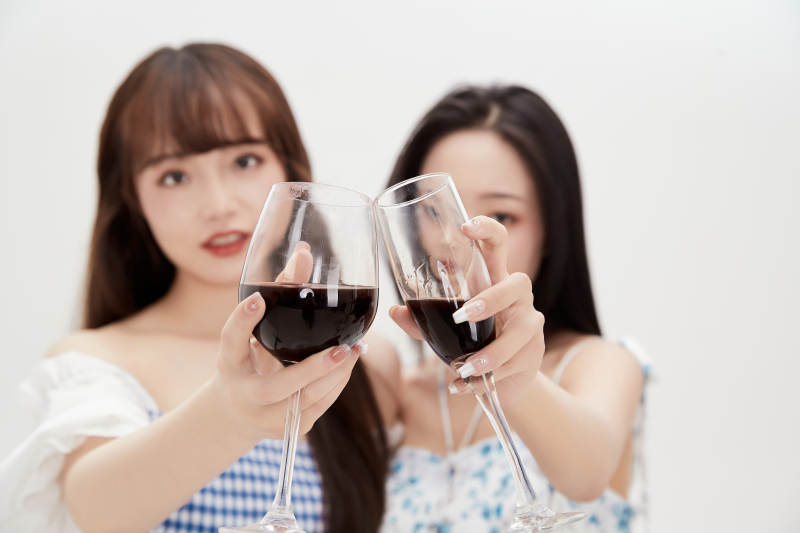 亲密无间的可爱的亚洲美女闺蜜