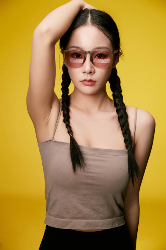 黄色背景下的活泼可爱女大学生