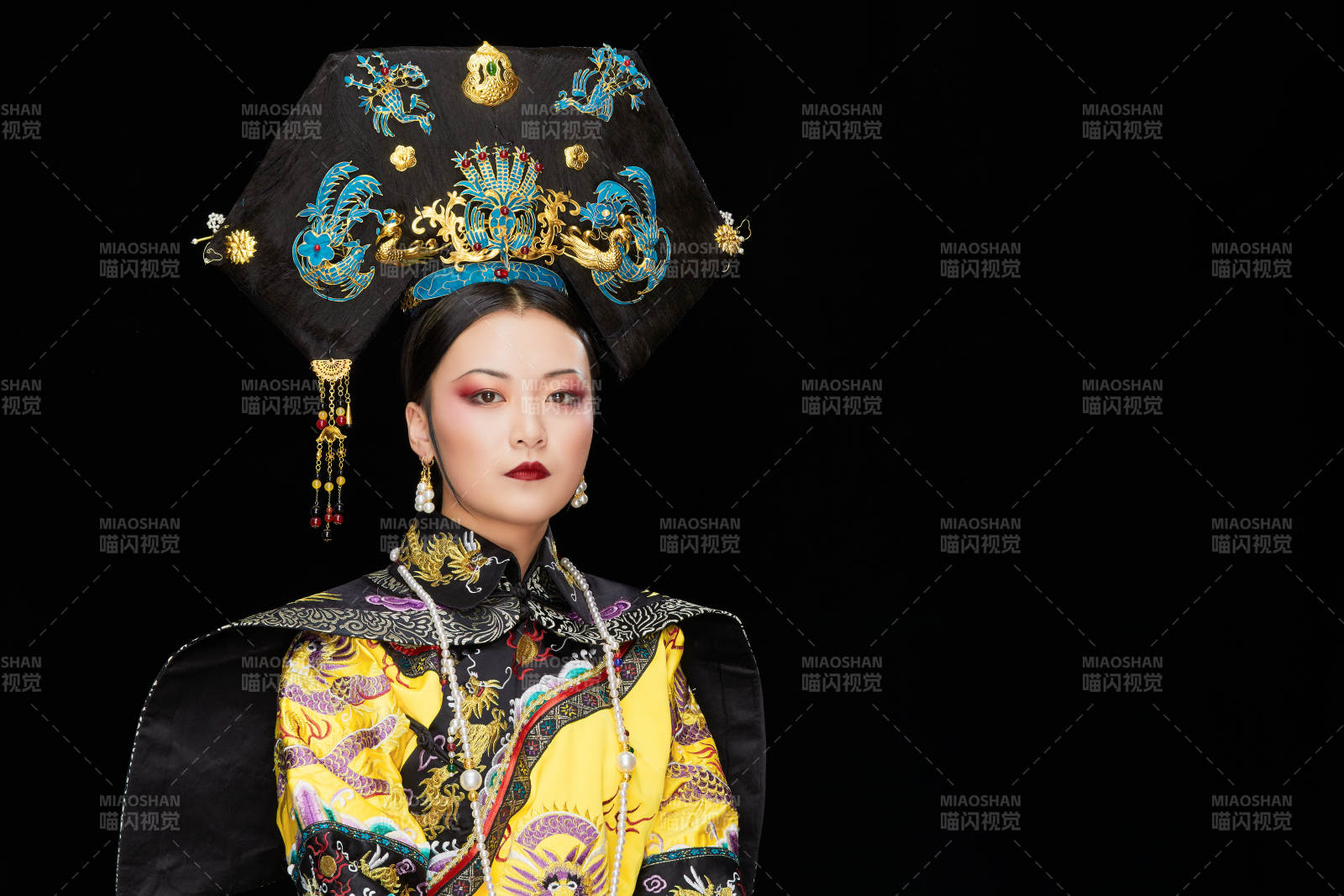 黑色背景下的清代皇后古裝造型清朝古裝