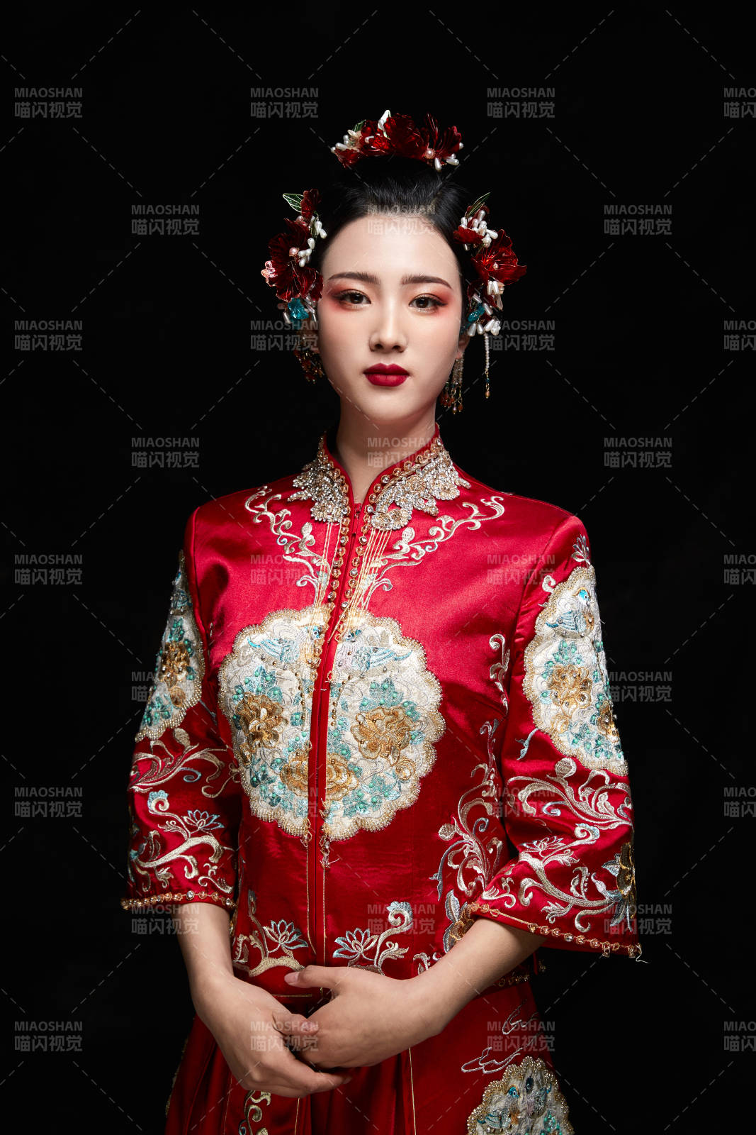 穿着中式秀禾服的亚洲少女