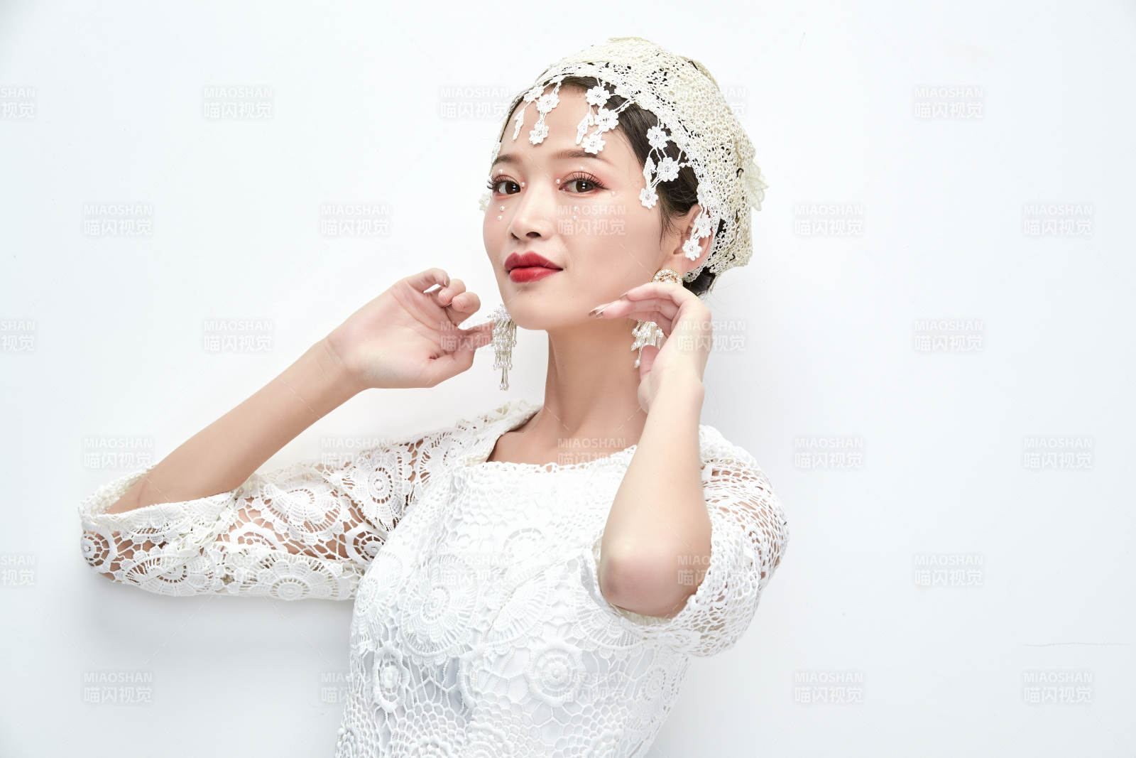 棚拍白色背景下的新娘美妆