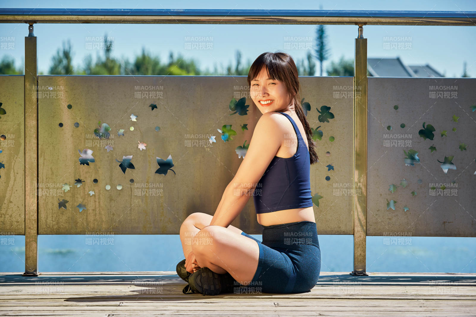 户外河畔公园做拉伸有氧运动的亚洲女性