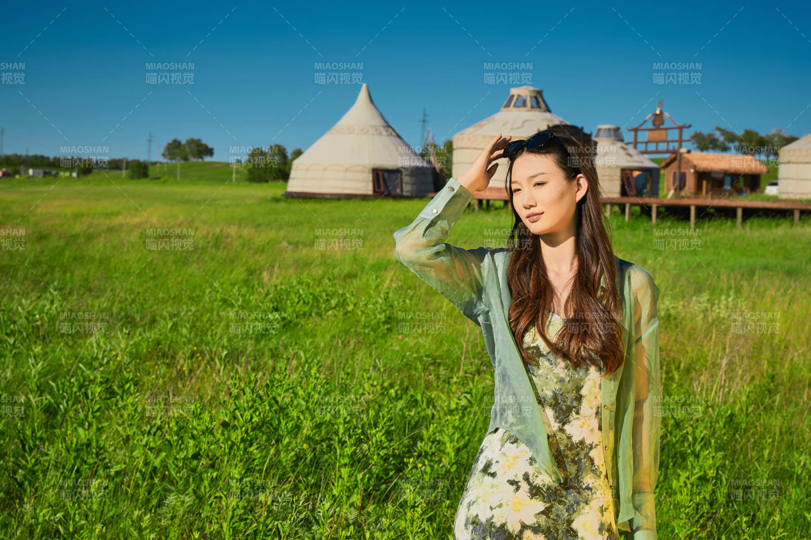 盛夏在草原濕地公園游玩的姑娘