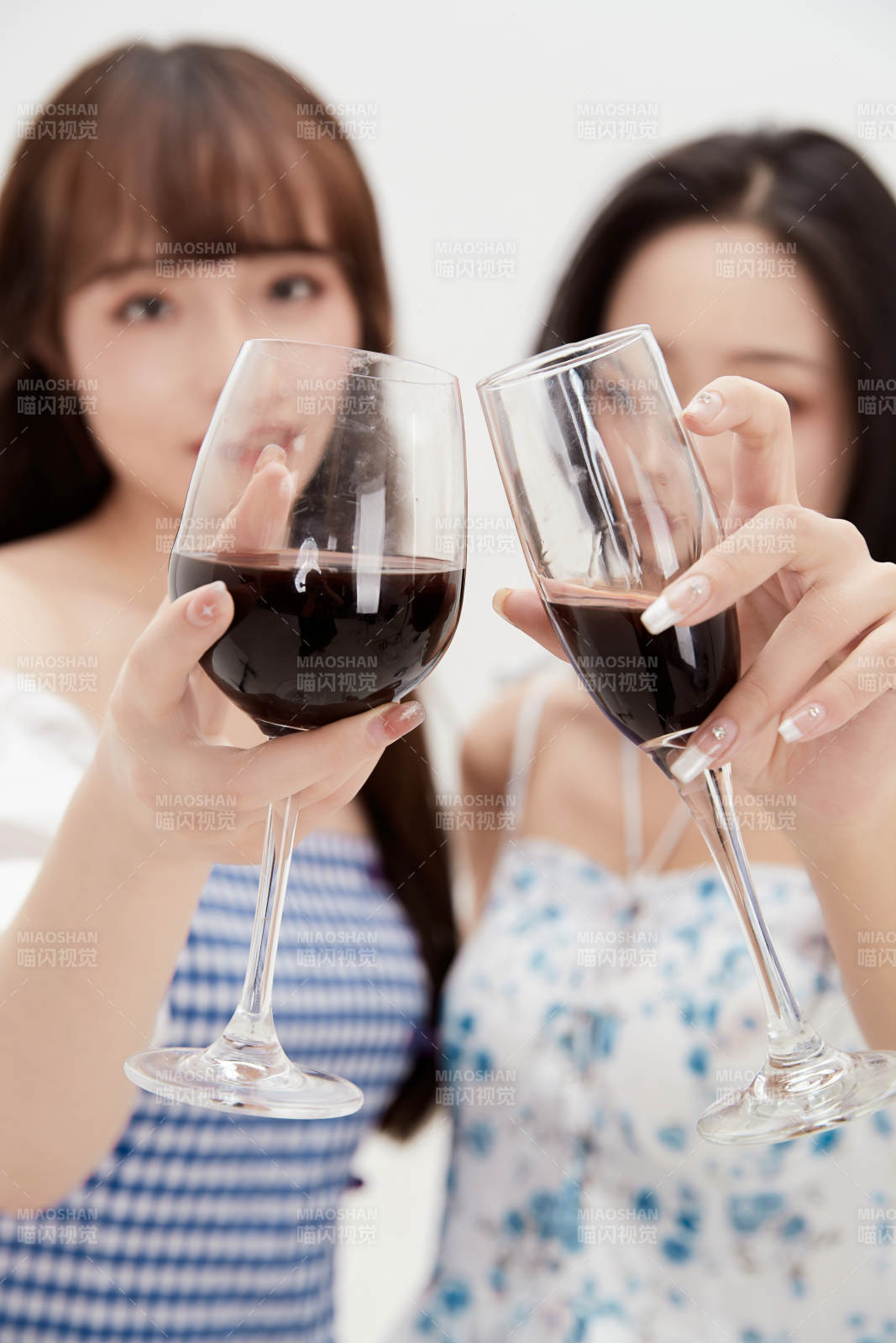 亲密无间的可爱的亚洲美女闺蜜