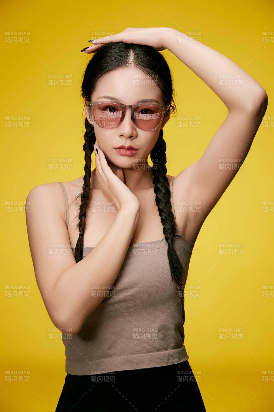 黄色背景下的活泼可爱女大学生