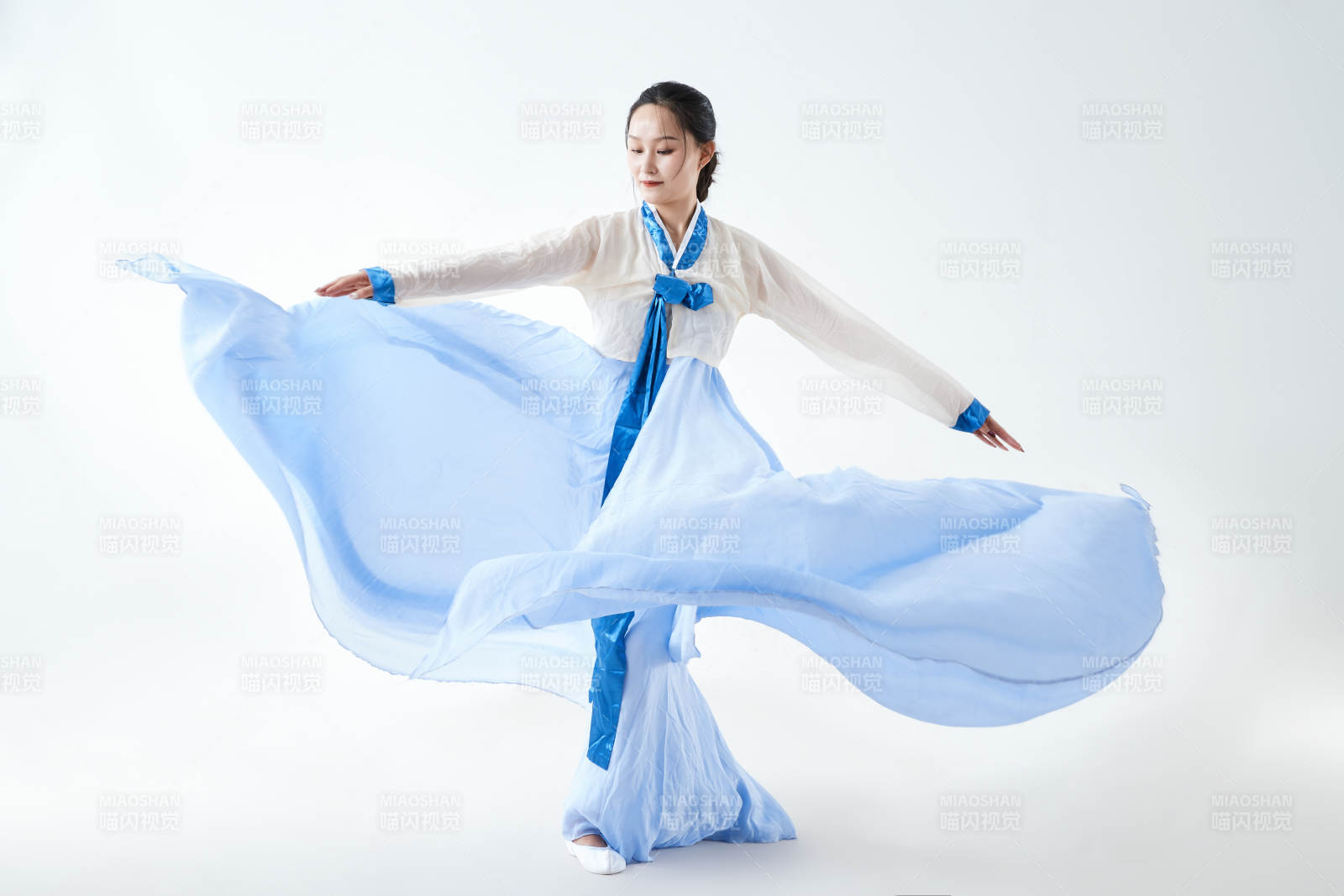 穿着中国朝鲜族传统服饰跳舞的少女