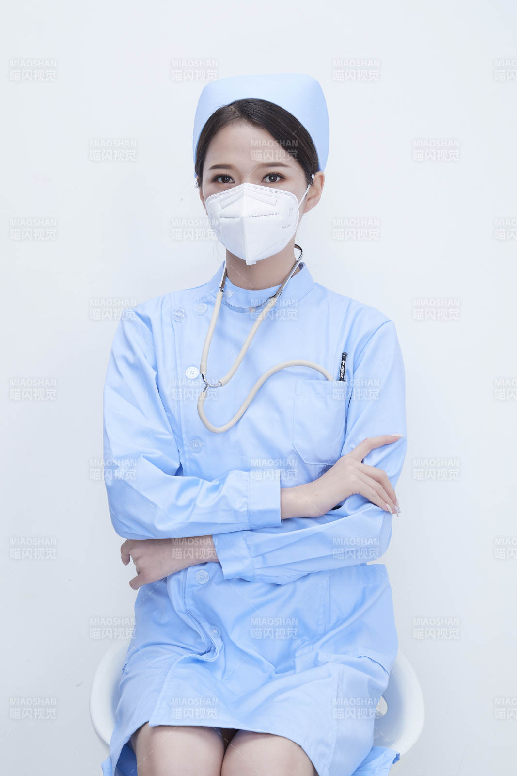 穿蓝色护士服佩戴听诊器口罩的女性医护人员