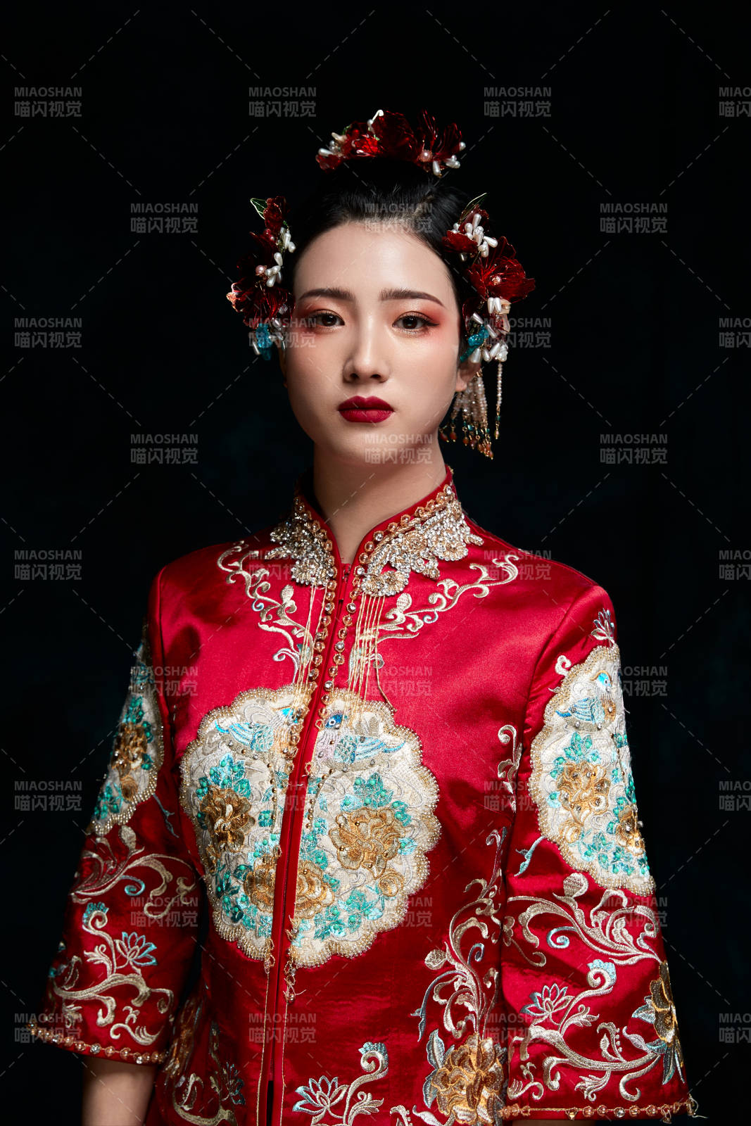 穿着中式秀禾服的亚洲少女