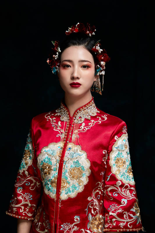 穿着中式秀禾服的亚洲少女