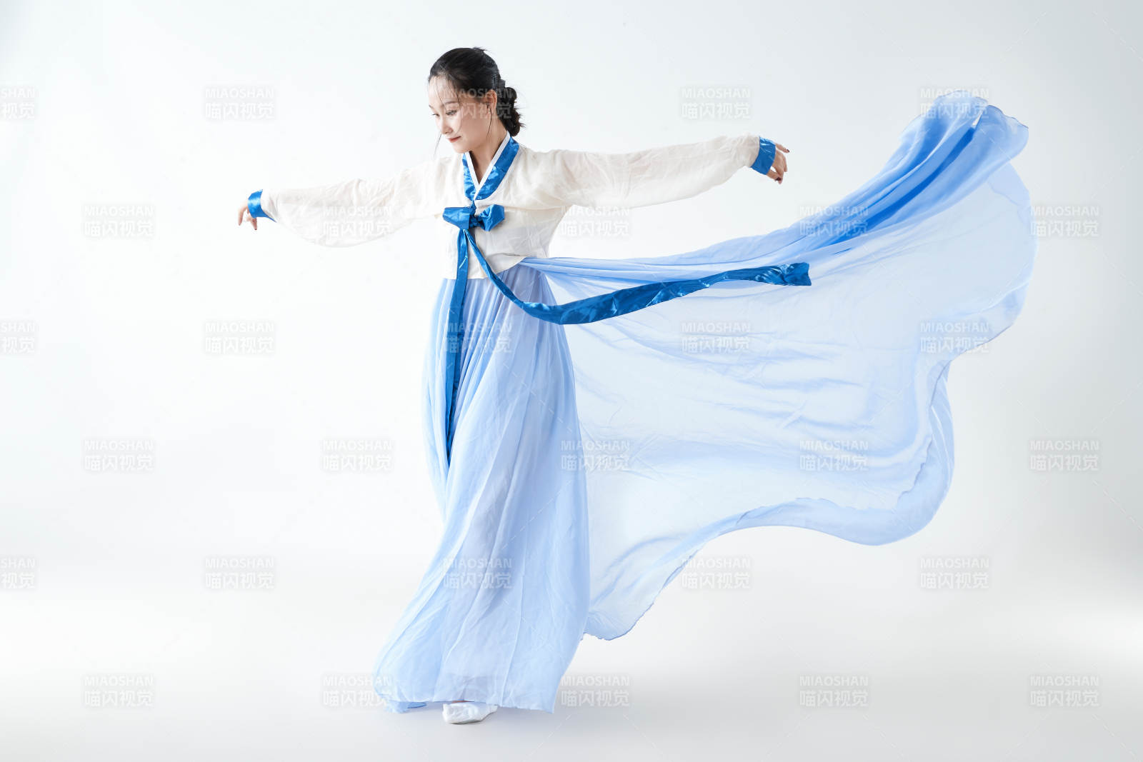 穿着中国朝鲜族传统服饰跳舞的少女