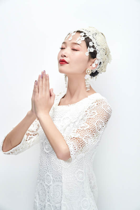 棚拍白色背景下的新娘美妆