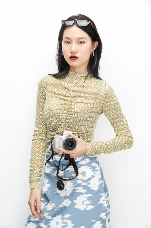 手持电话穿着复古的亚洲少女