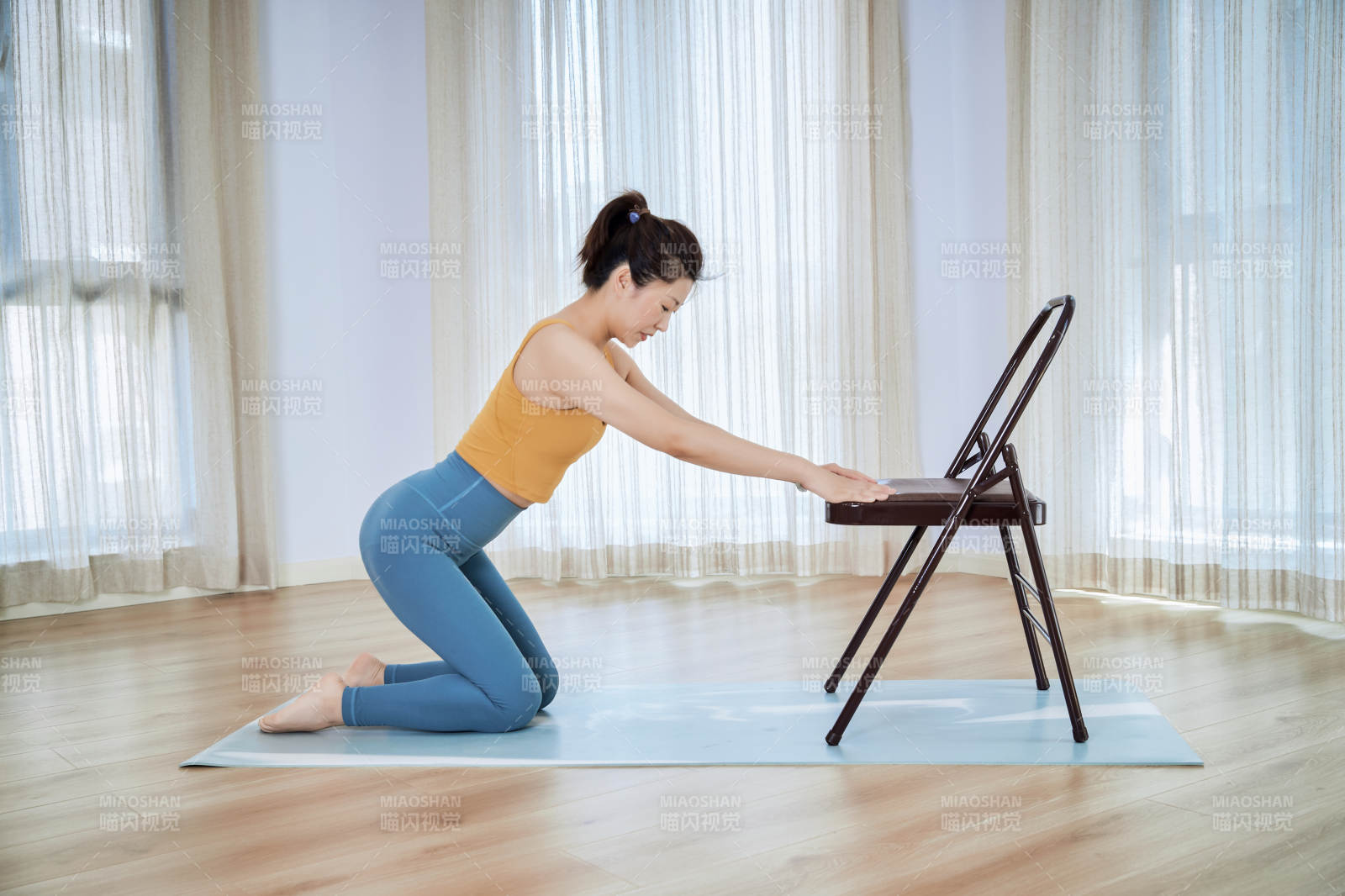 做瑜伽动作的亚洲年轻女性