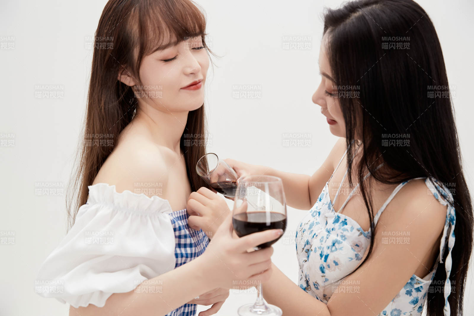 亲密无间的可爱的亚洲美女闺蜜