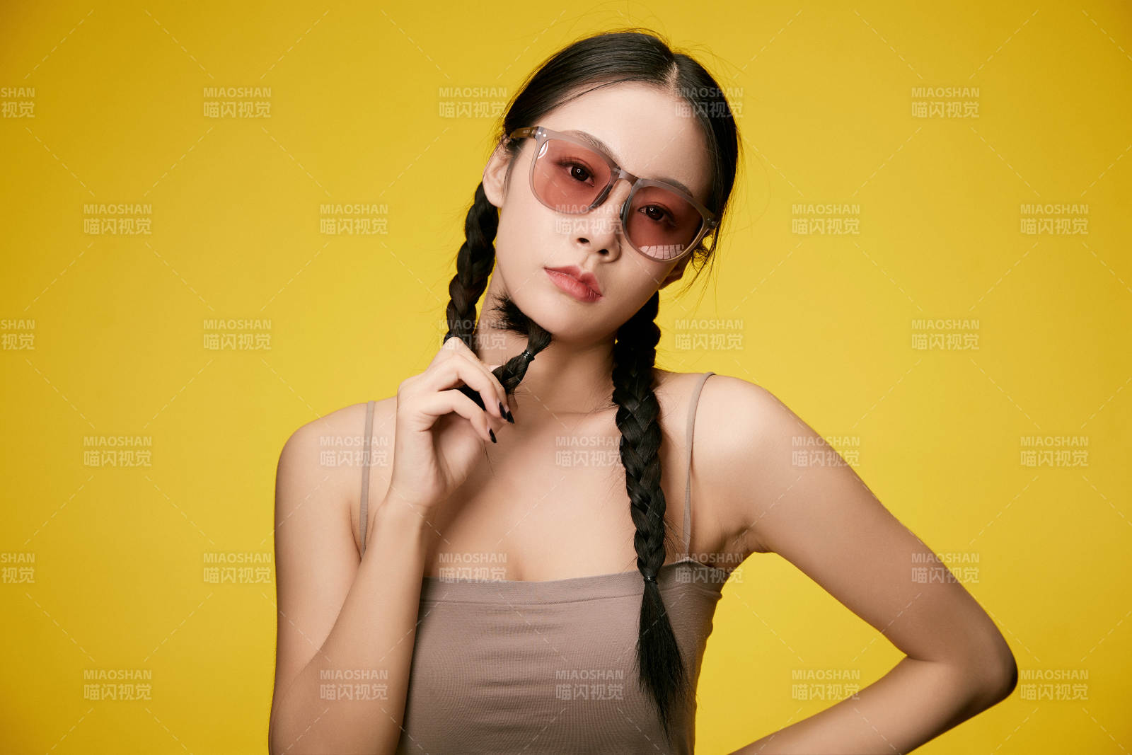 黃色背景下的活潑可愛女大學(xué)生