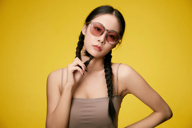 黃色背景下的活潑可愛女大學生