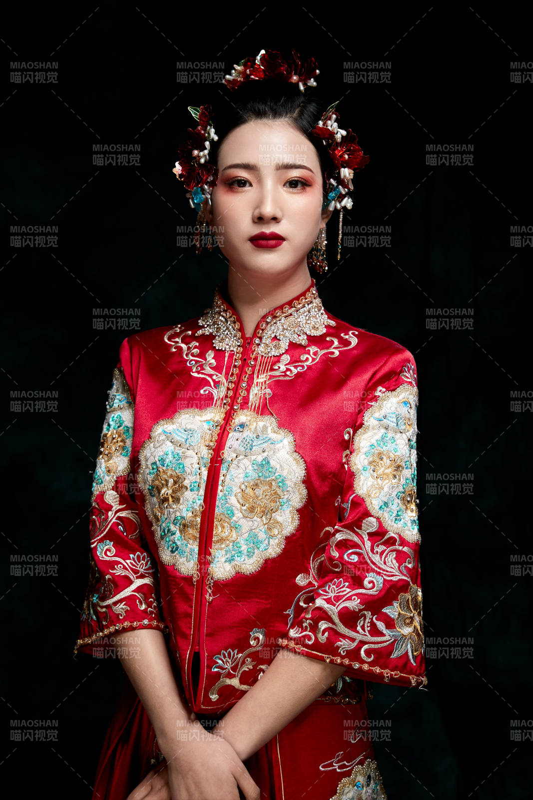 穿着中式秀禾服的亚洲少女