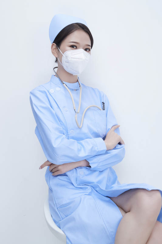 穿蓝色护士服佩戴听诊器口罩的女性医护人员